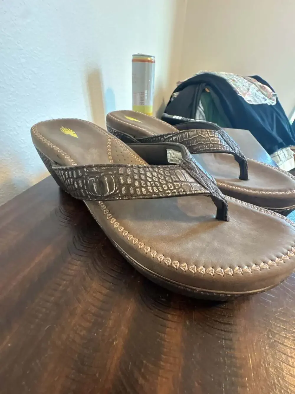 VOLATILE Women's Brown Croc-Embossed Wedge Thong Sandals